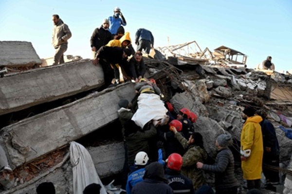 Balance de sismo en Turquía y Siria rebasa los 6 mil muertos